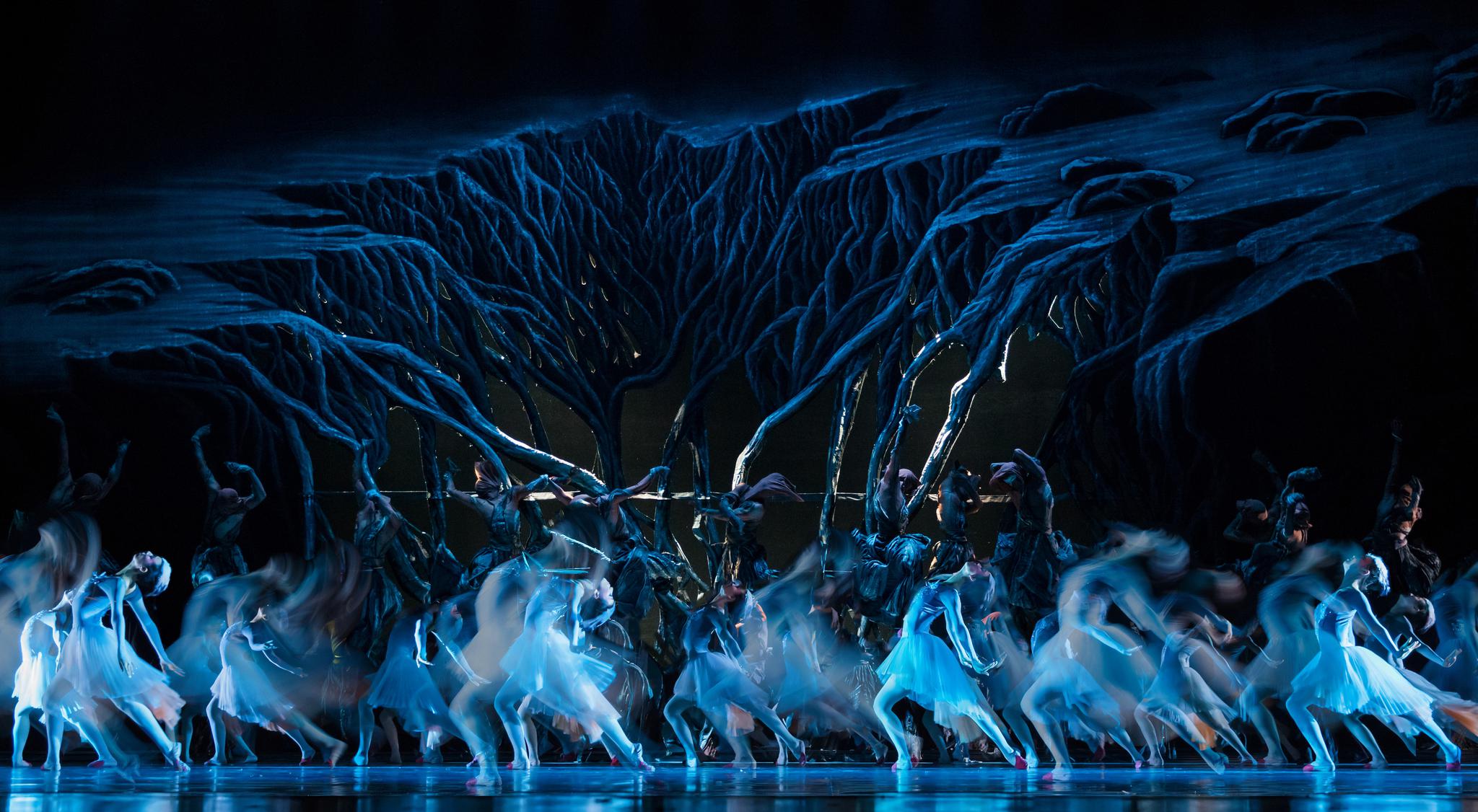 "上海歌舞团荣典·首席演员朱洁静在《永不消逝的电波》里主演兰芬