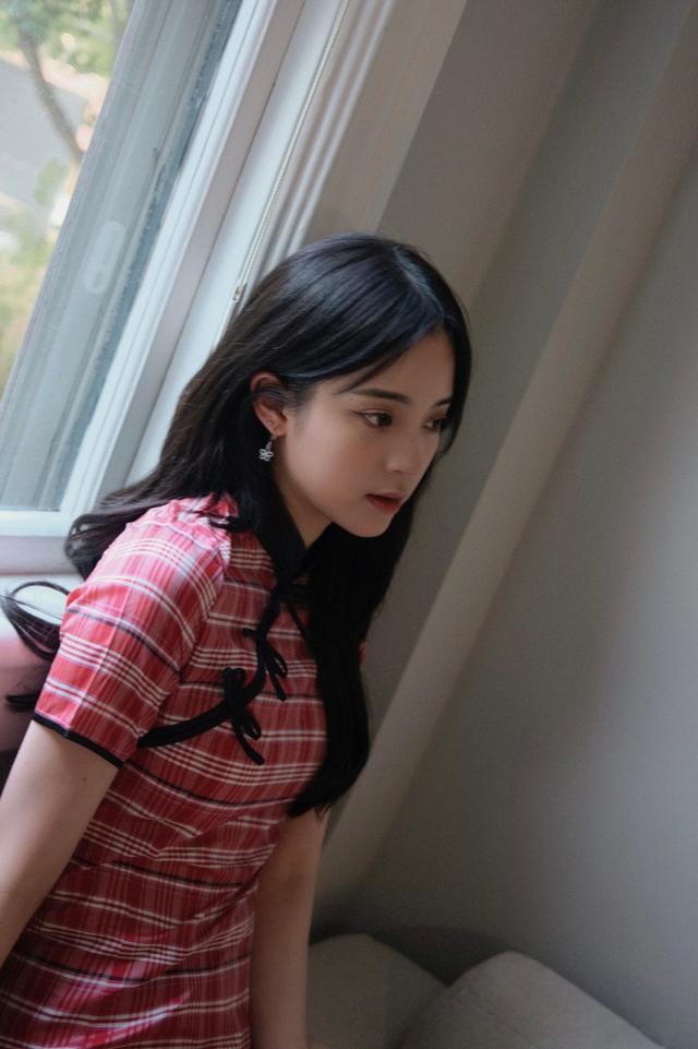 欧阳娜娜私下也很懂打扮,穿改良旗袍温婉娴静,美成邻家女