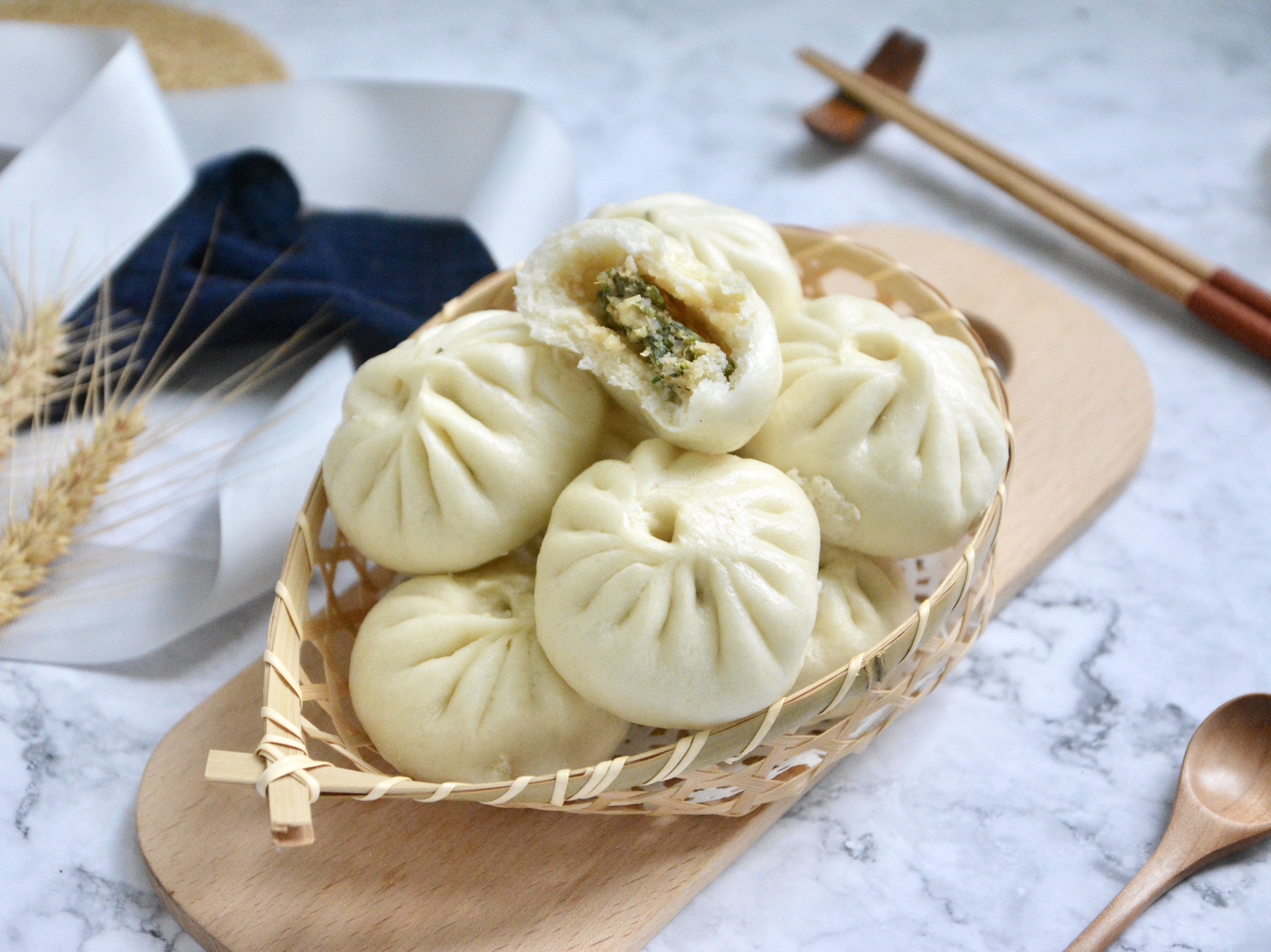 这野菜做馅,蒸出来的包子味道鲜美,大人小孩争着吃