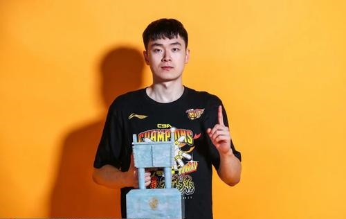 广东宏远离队第一人浮出水面,朱芳雨送走赵睿接班人|cba|马力克|广东