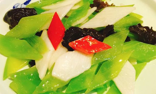 今天介绍的这道"补脑菜"就是莴苣炒山药,不仅清爽可口,润肺止咳,而且