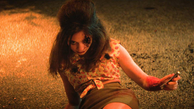 3男2女误入小镇,怪事不断发生,神秘女人中枪后瞬间复活!