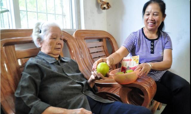 农村70岁老人照顾92岁瘫痪父亲,家有长寿老人有时候不一定是好事休闲区蓝鸢梦想 - Www.slyday.coM