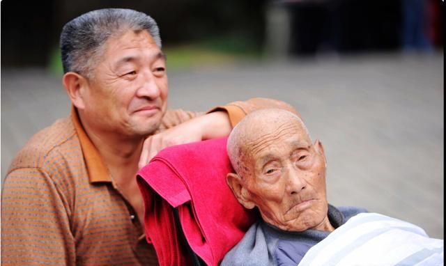 农村70岁老人照顾92岁瘫痪父亲,家有长寿老人有时候不一定是好事休闲区蓝鸢梦想 - Www.slyday.coM