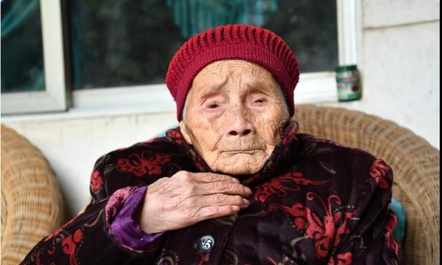 农村70岁老人照顾92岁瘫痪父亲,家有长寿老人有时候不一定是好事休闲区蓝鸢梦想 - Www.slyday.coM