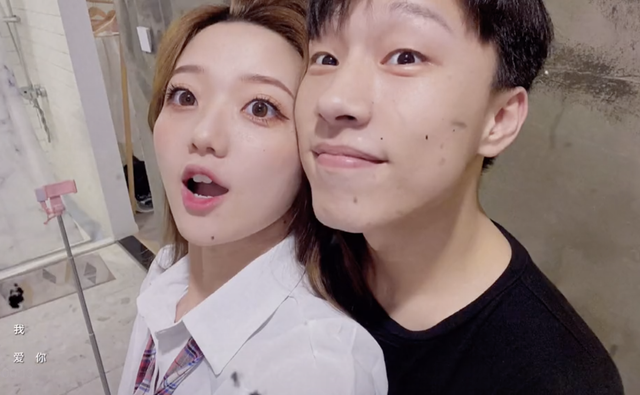 《快乐星球》冰柠檬官宣结婚,两人领证后甜蜜接吻,相识仅一年|张兆艺