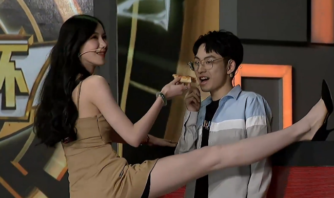 赖神被美女解说长腿壁咚,害羞到耳根都红了,好兄弟直呼眼馋