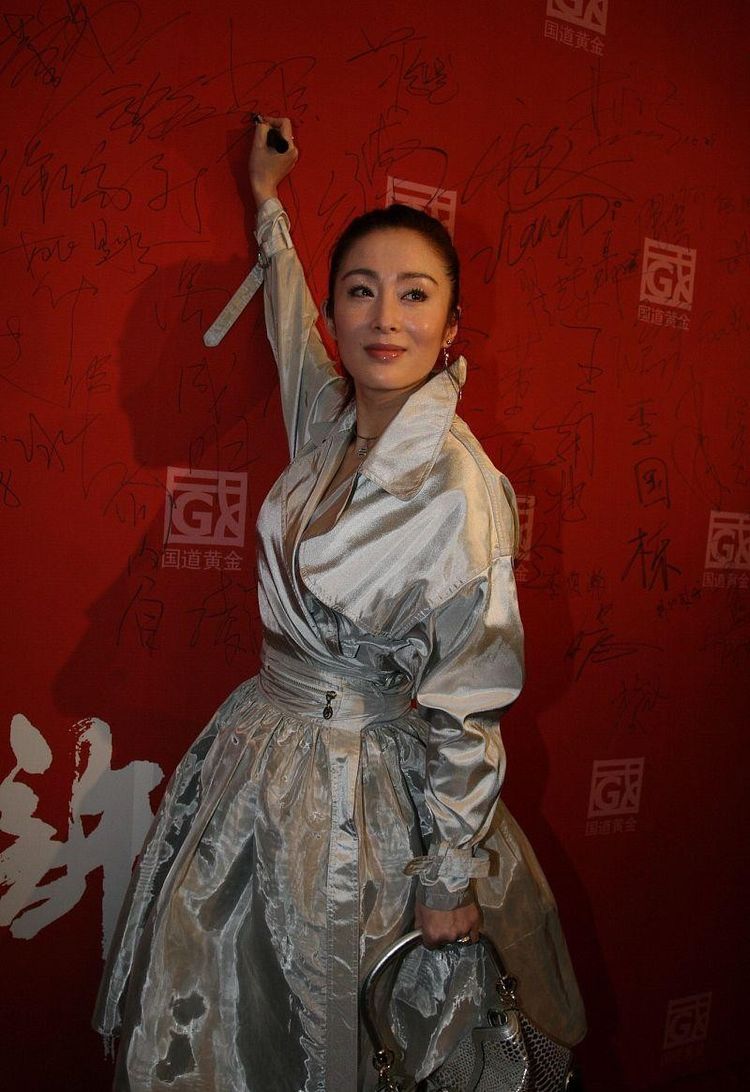 张敏私下里还挺会穿的,穿"锡纸裙"看着挺保守,但腰条真够细的|张敏