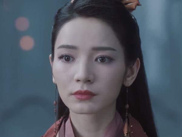 除了心机外,小漓还非常的腹黑,看到常沁跟凤染站在一块后,小漓当即