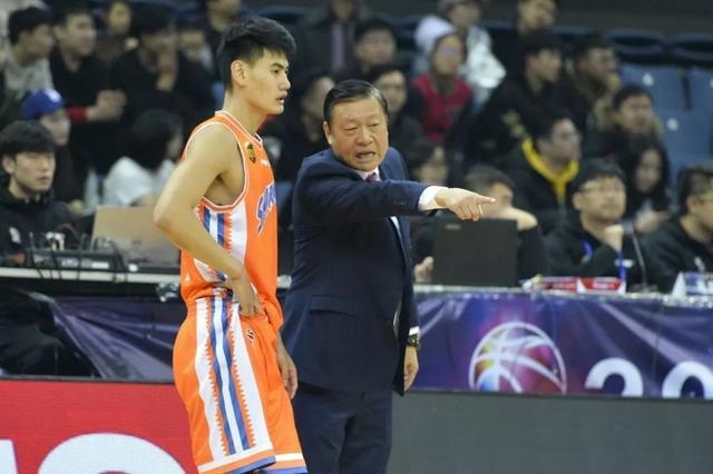 郑毅是前锋,高诗岩是后卫,位置并不冲突,他的竞争对手不是高诗岩,是彦