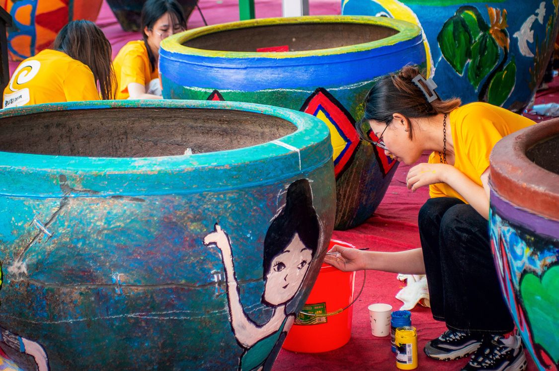 浙江学生用中国风在大水缸上涂鸦,效果奇特,成为一道靓丽的风景