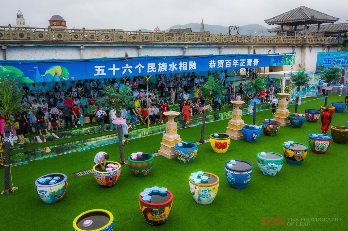 浙江学生用中国风在大水缸上涂鸦,效果奇特,成为一道靓丽的风景
