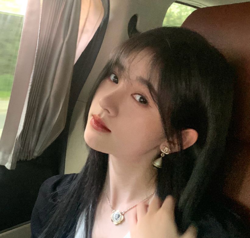 鞠婧祎绑着丸子头唱歌侧脸好显嫩颜值指数又提升了