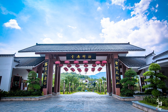 江西全南有一座天龙山,风景秀丽,充满险峻,还隐藏着众多传说