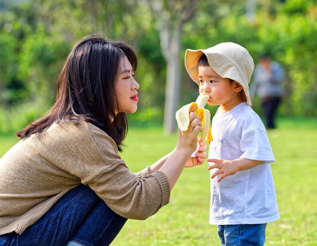 嫌弃丈夫无能,女人带着孩子出轨离婚,单身后才知生活残酷