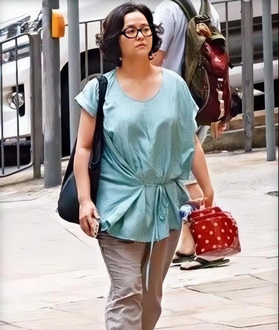 叶蕴仪在对自己发福这一点上更是任由她继续发福下去,完全没有要减肥