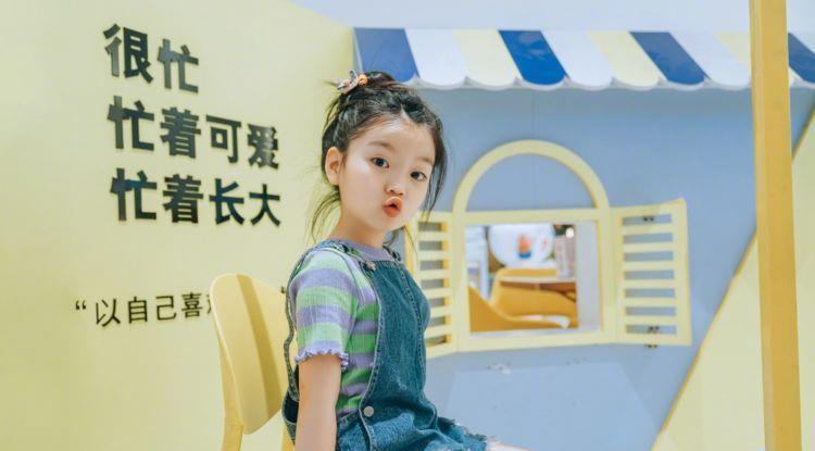 9岁阿拉蕾近照曝光姐妹合照公开后引热议网友颜值胜过姐姐