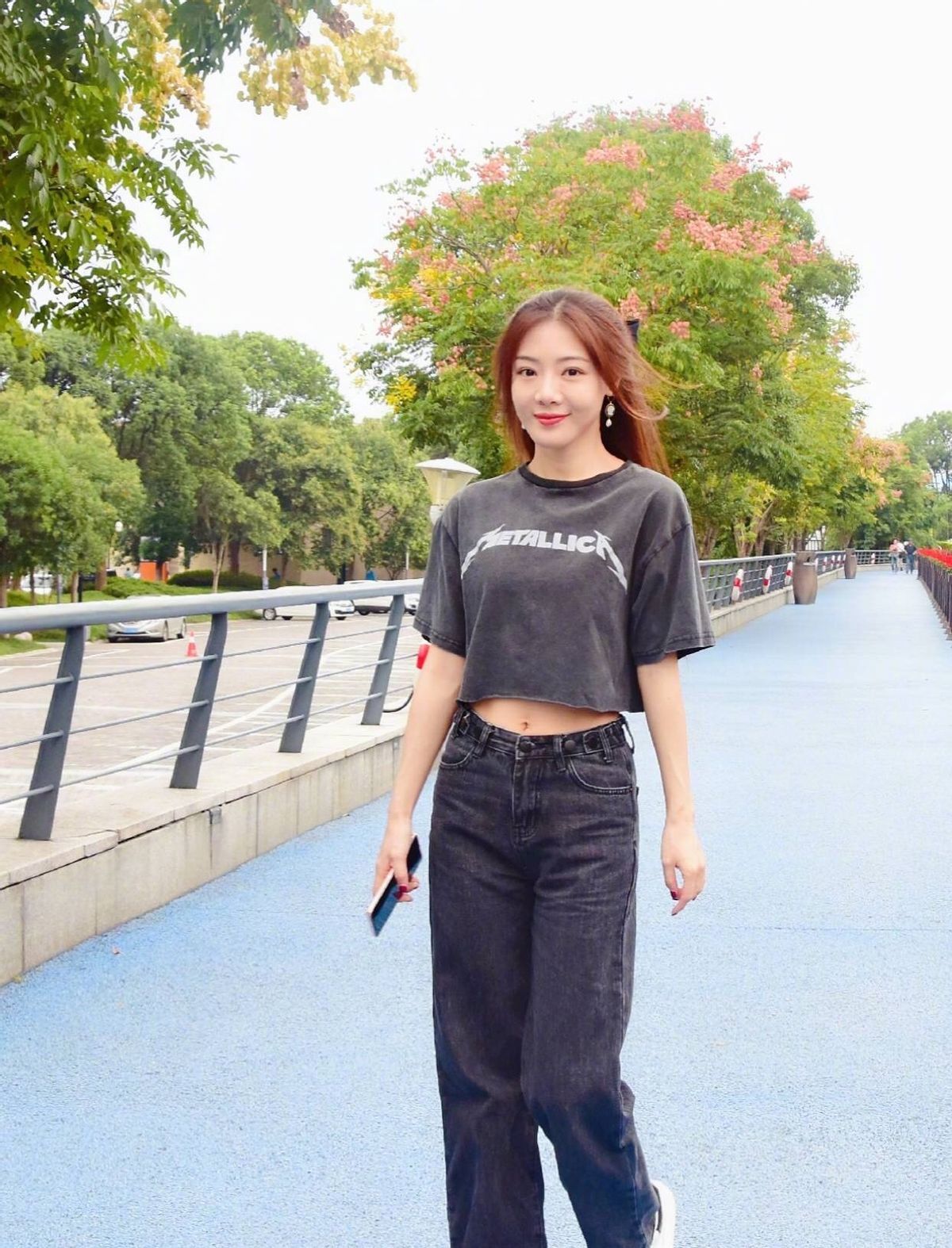 38岁邓家佳也是尤物身材一袭绿色碎花裙大秀美腿气质大方优雅