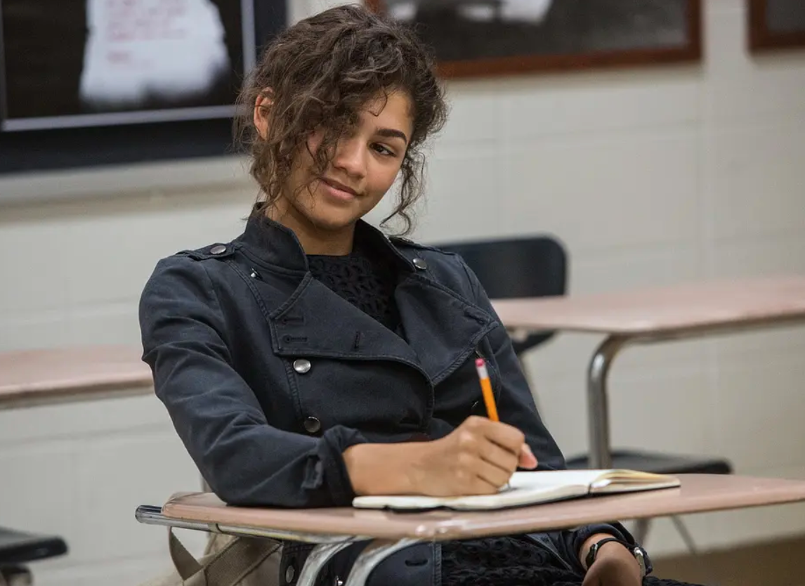 荷兰弟现身餐厅约会,赞达亚坐姿妖娆奇特,网友:咋还上炕了捏