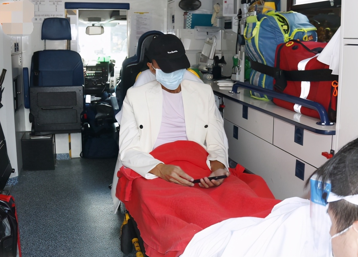 54岁港星林利突遇不适被推上救护车曾患大肠癌的他亲自回应