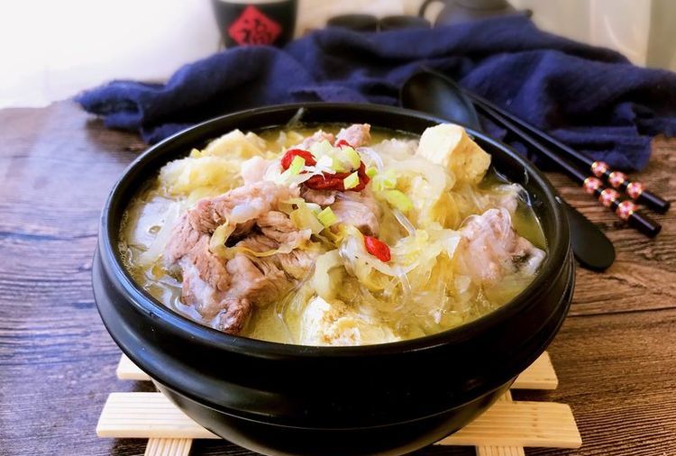 欢乐番茄丨酸菜炖排骨怎么做好吃?选什么酸菜好?