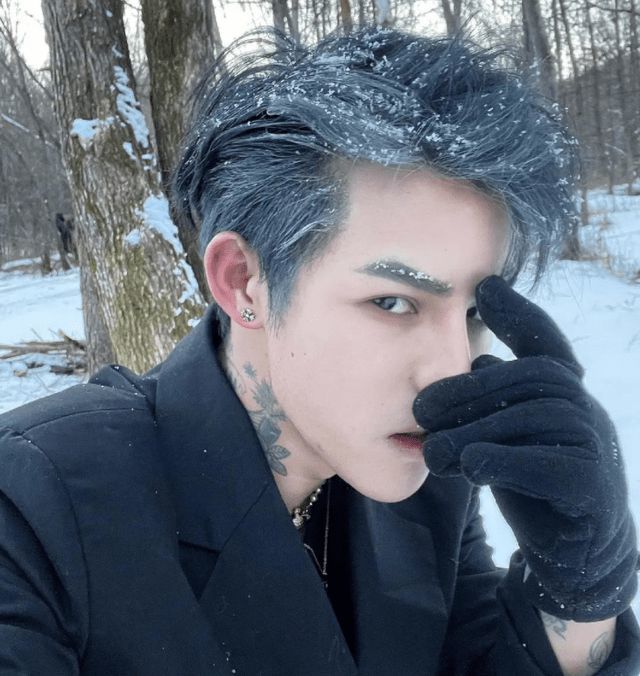 殷世航凌晨发自拍调戏美女喊对方老婆套路璐疑似吃醋发文痛骂