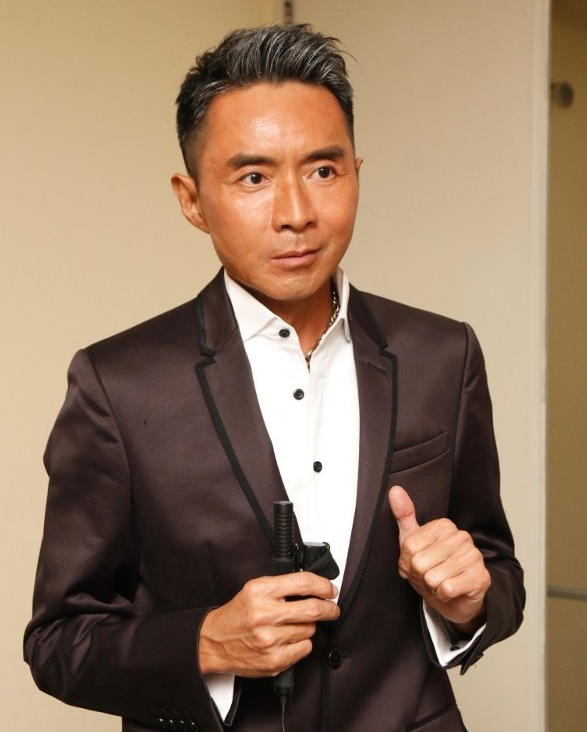 54岁港星林利突遇不适被推上救护车,曾患大肠癌的