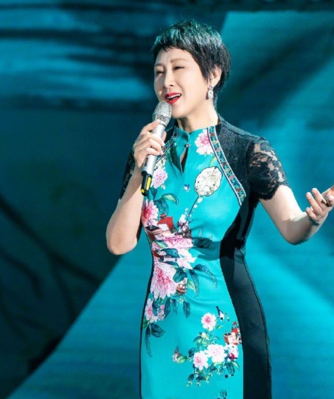 张凯丽的身材管理太棒了!穿旗袍裙身姿曼妙韵味足,真给60后长脸