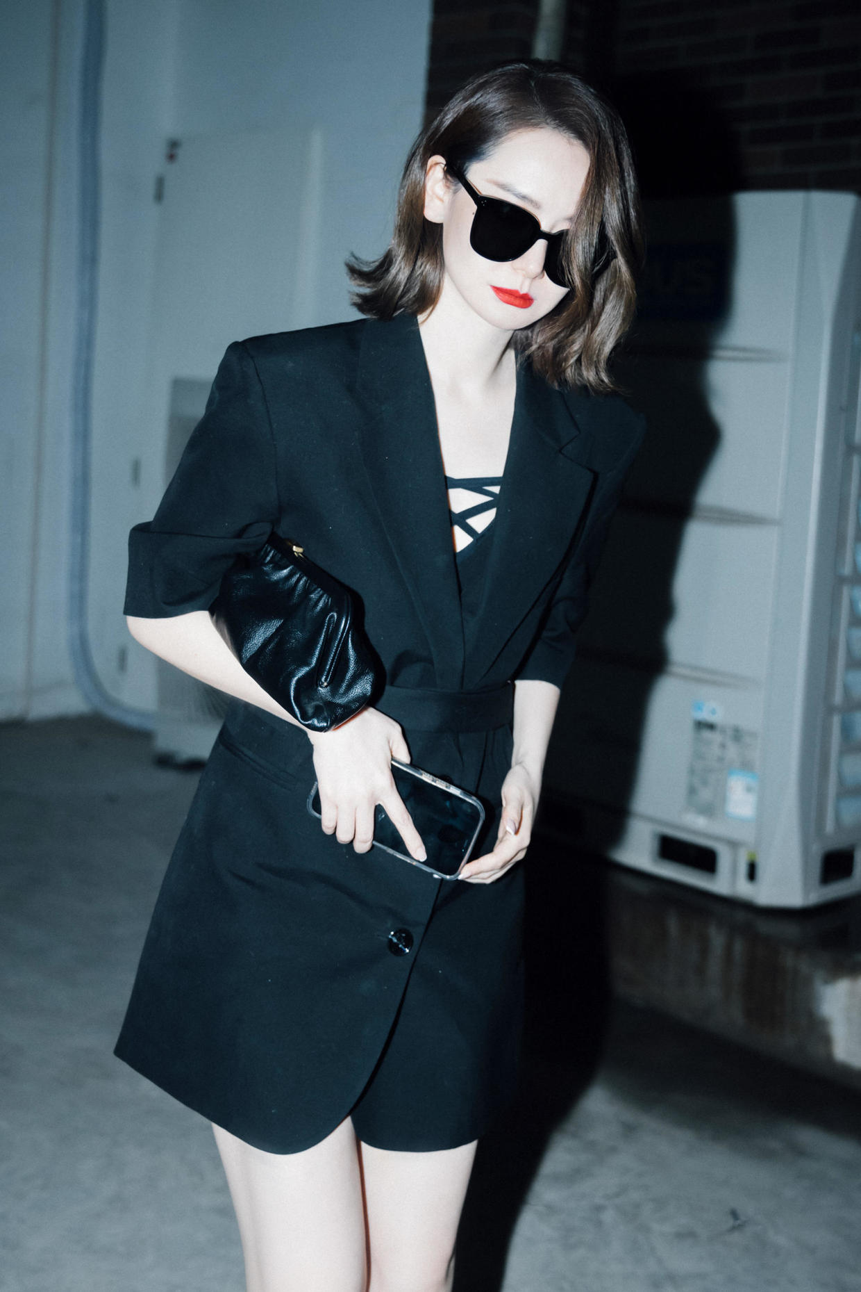 戚薇会穿是数一数二的简单t恤配牛仔裤也穿出了三七分比例