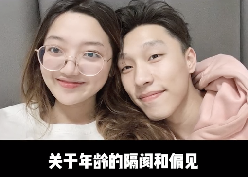 张兆艺和老公大方接吻,笑容幸福,都快被冰柠檬给甜化了.