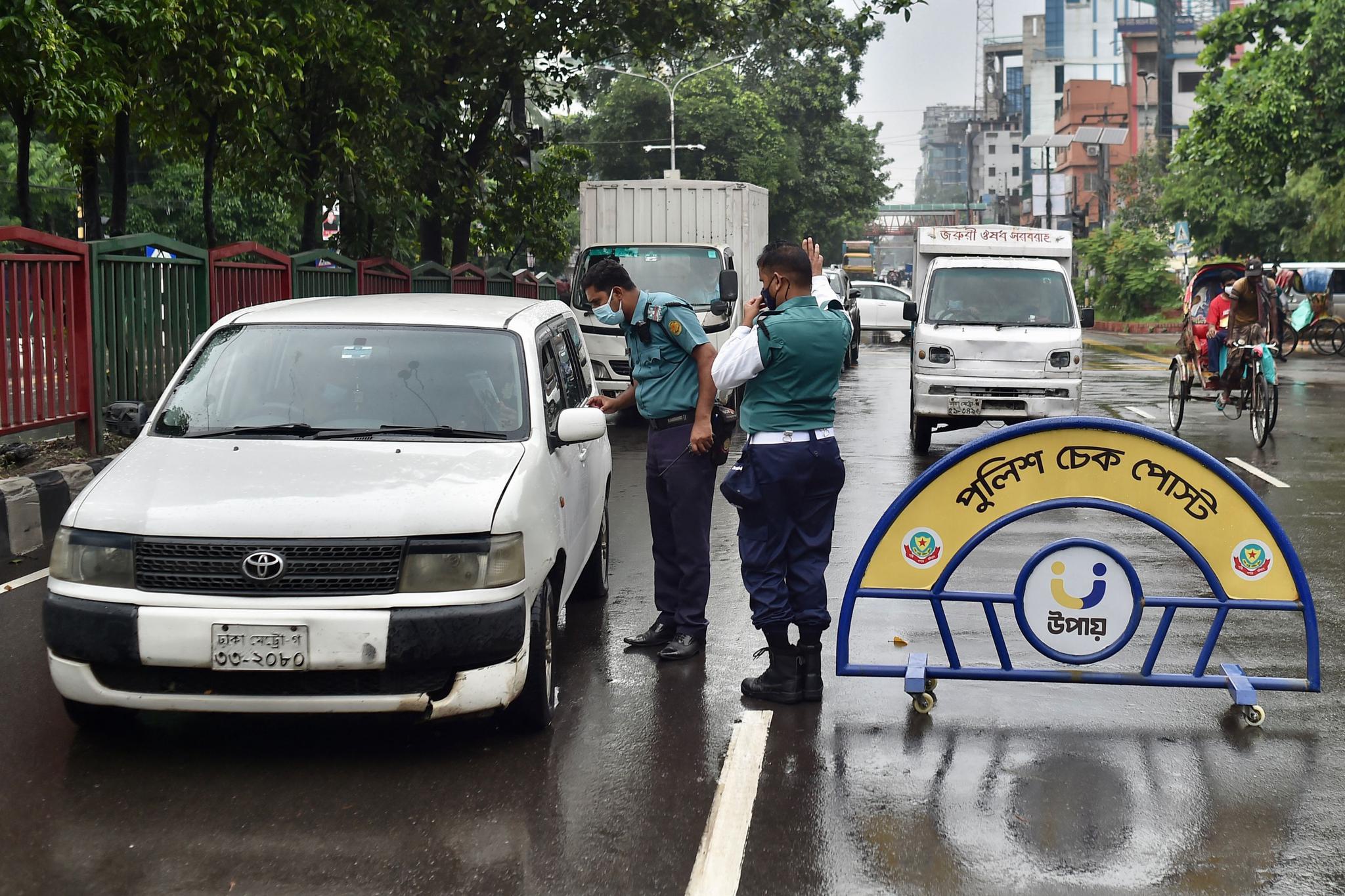 7月4日,孟加拉国士兵在达卡街头警察设卡点执勤.新华社/法新