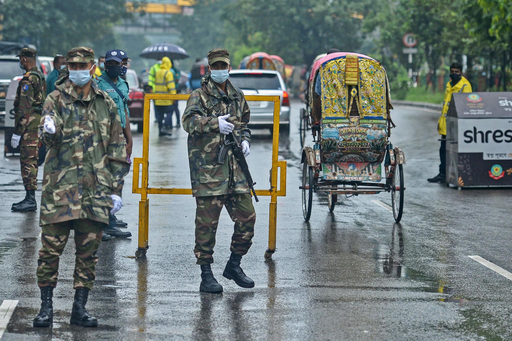 7月4日,孟加拉国士兵在达卡街头警察设卡点执勤.新华社/法新