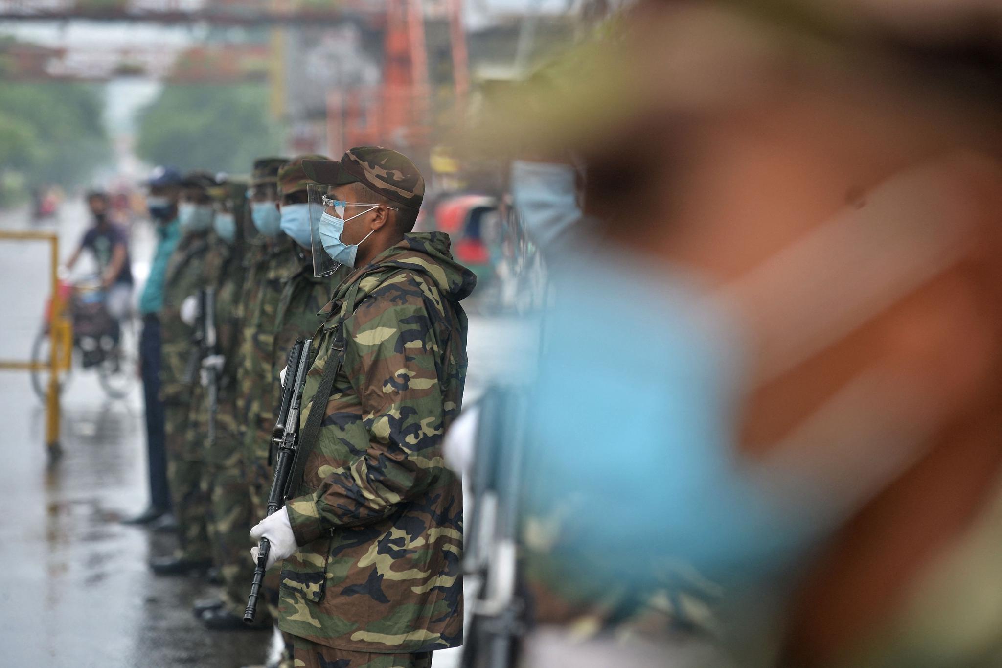 7月4日,孟加拉国士兵在达卡街头警察设卡点执勤.新华社/法新