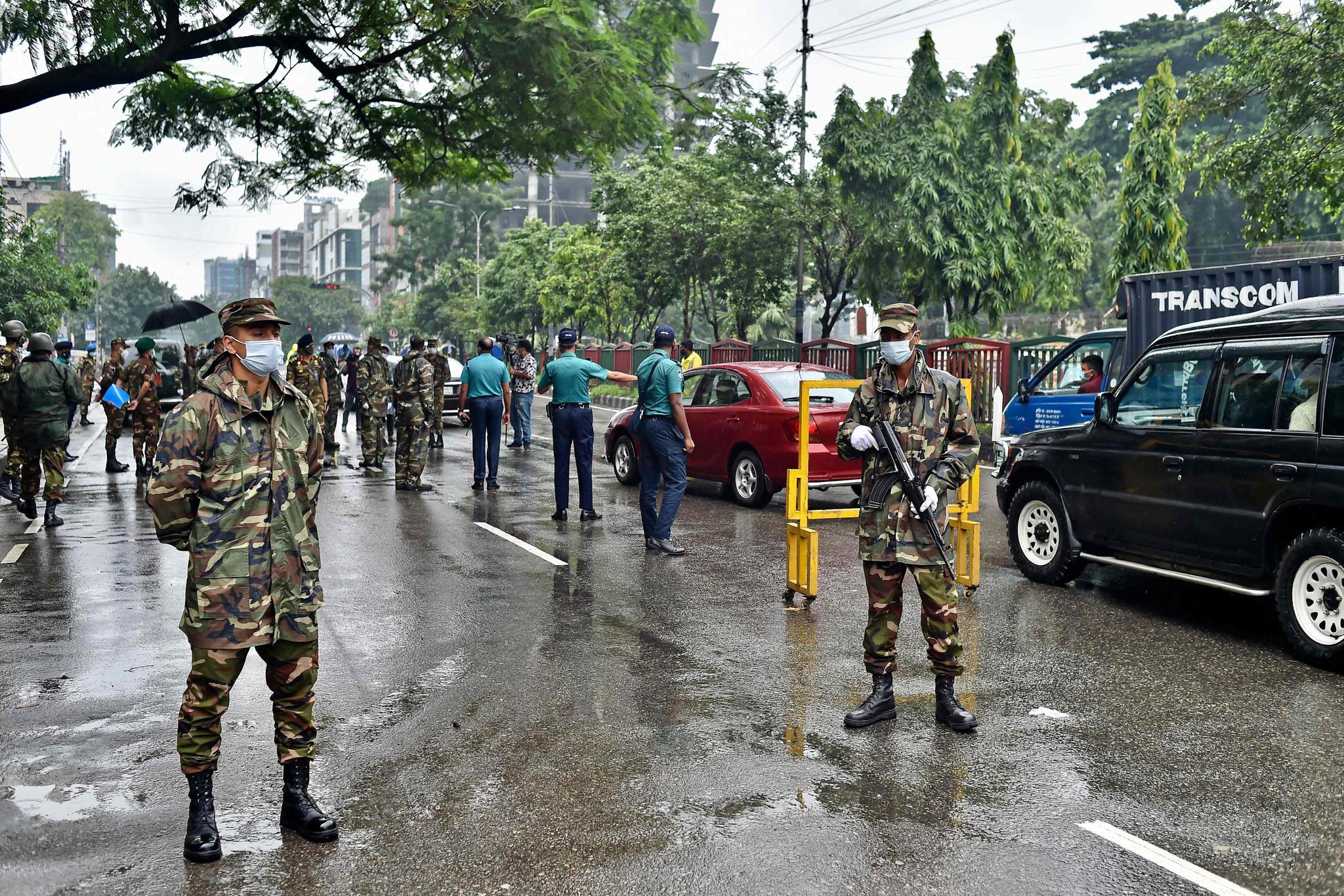 7月4日,孟加拉国士兵在达卡街头警察设卡点执勤.新华社/法新