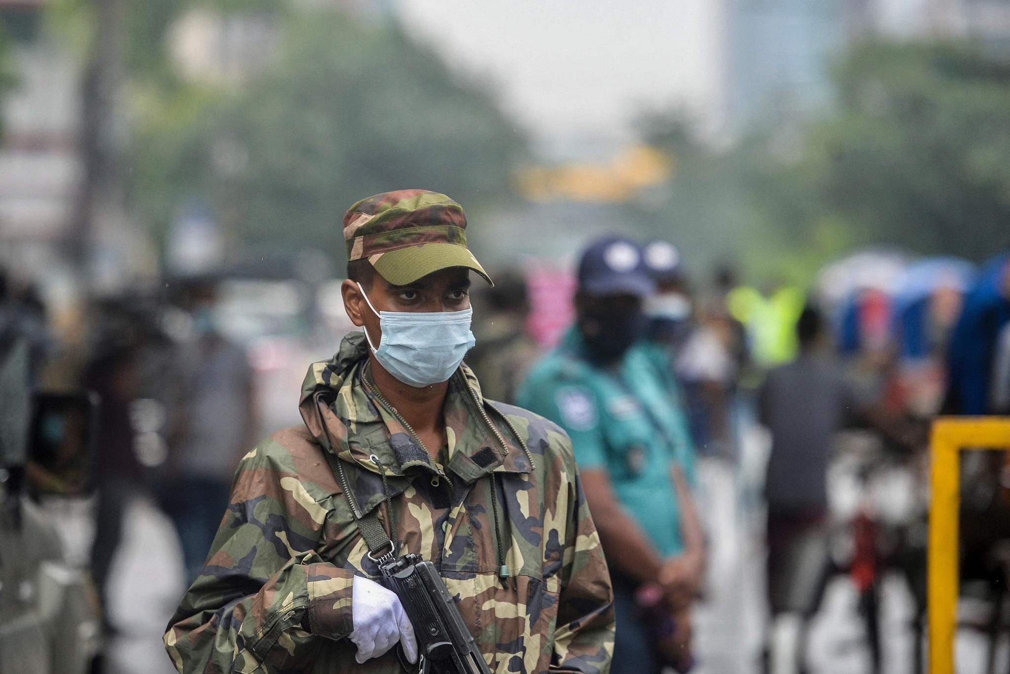 7月4日,孟加拉国士兵在达卡街头警察设卡点执勤.新华社/法新