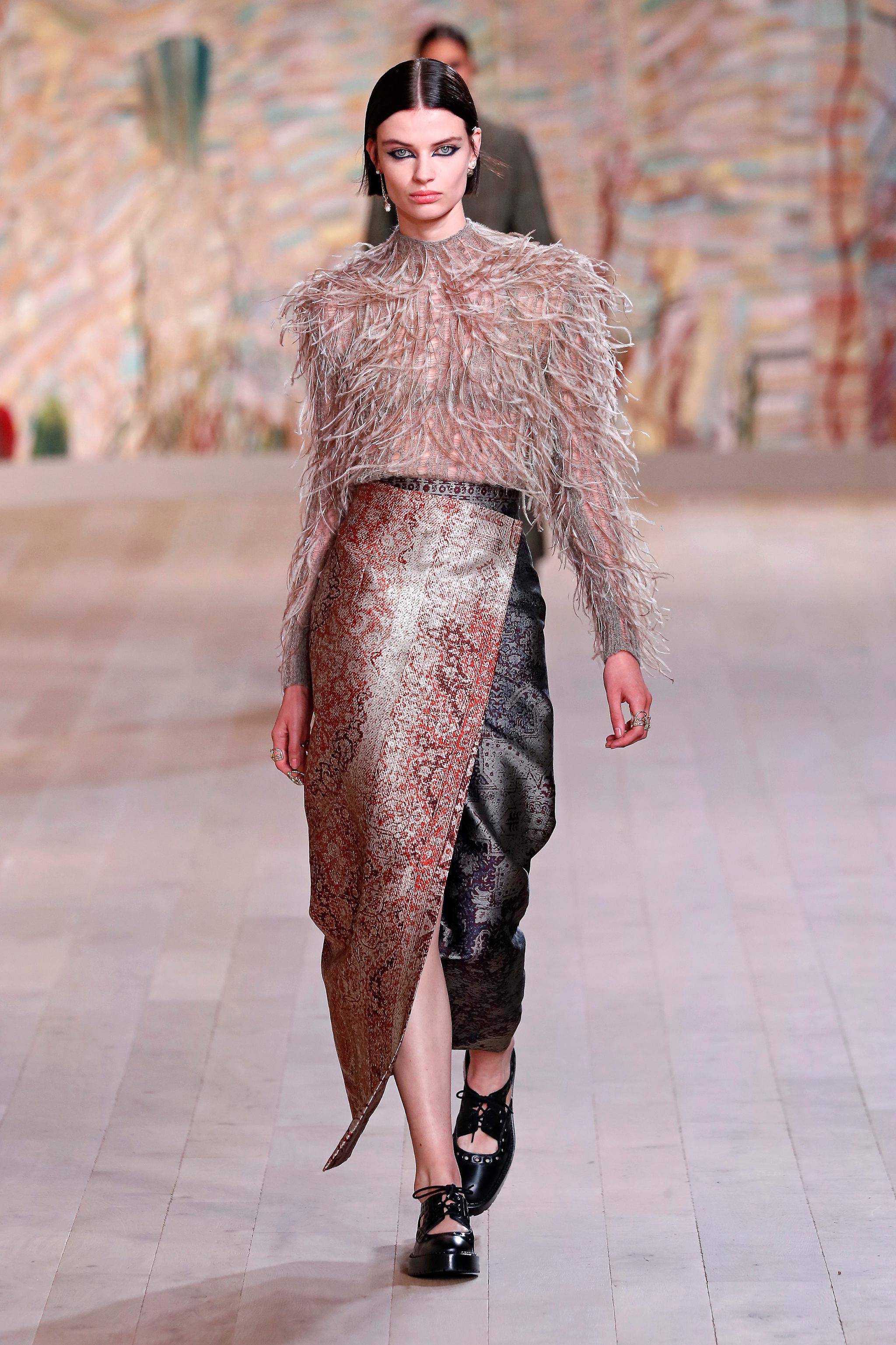 7月5日,模特在法国巴黎高级定制时装周上展示迪奥品牌2021/2022秋 