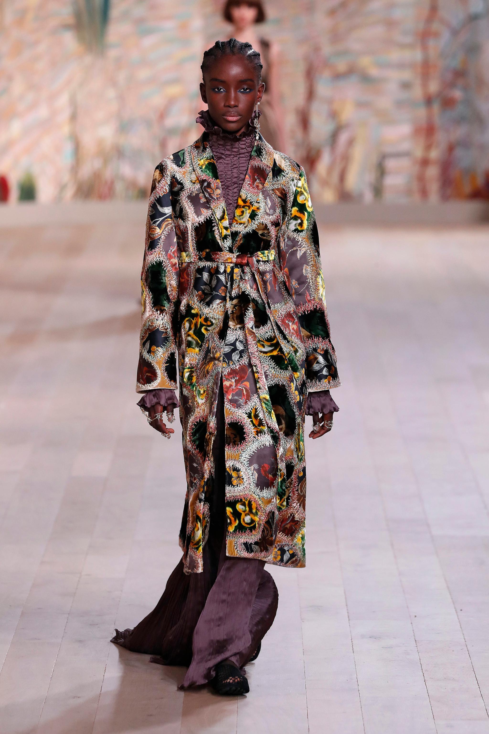 7月5日,模特在法国巴黎高级定制时装周上展示迪奥品牌2021/2022秋冬