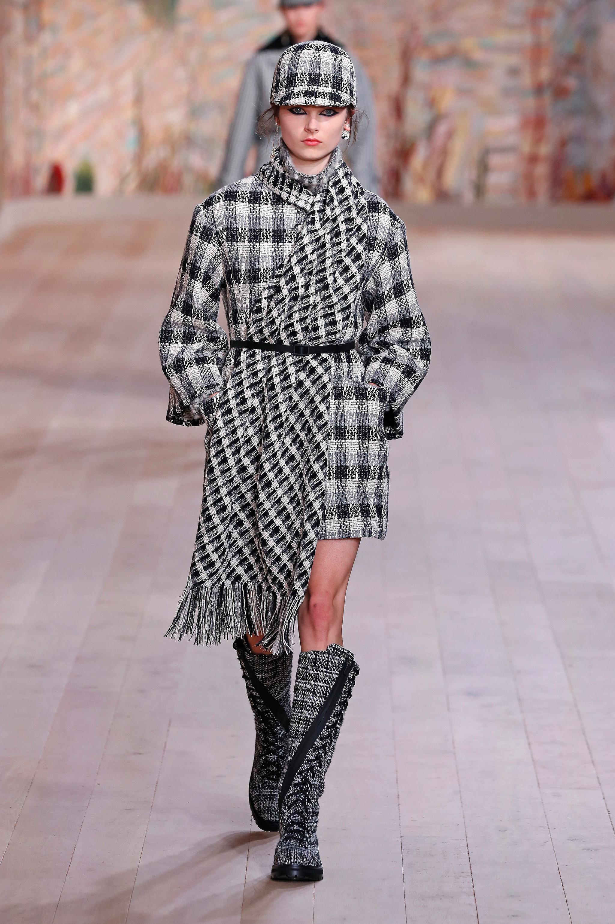 7月5日,模特在法国巴黎高级定制时装周上展示迪奥品牌2021/2022秋冬