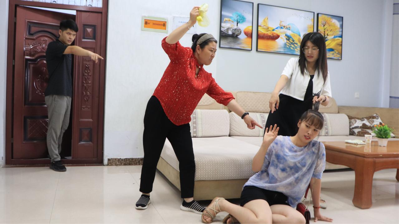 小姑子在家挑拨离间,和妈妈一起欺负嫂子,儿媳做法解气