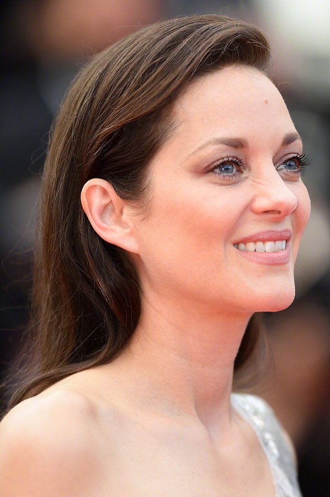 46岁玛丽昂歌迪亚红毯秀美背,回眸一笑太撩人,她被