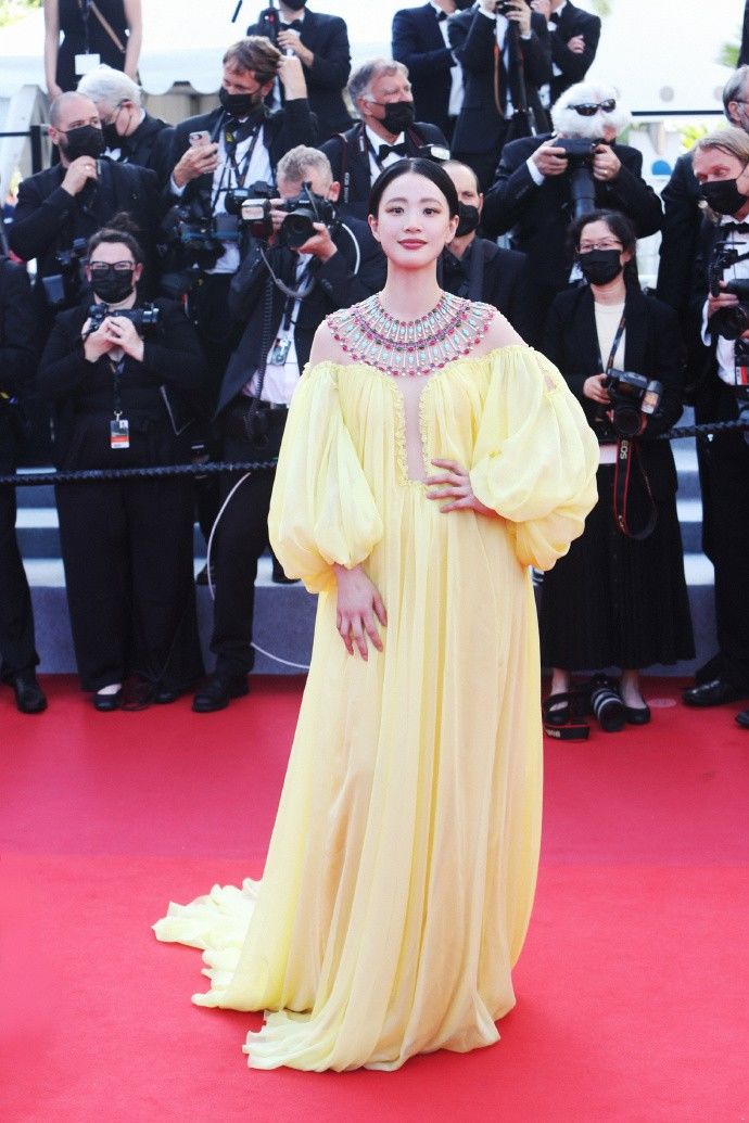李梦闪耀戛纳红毯一袭露肩裙优雅飘逸为活动增添一抹东方美