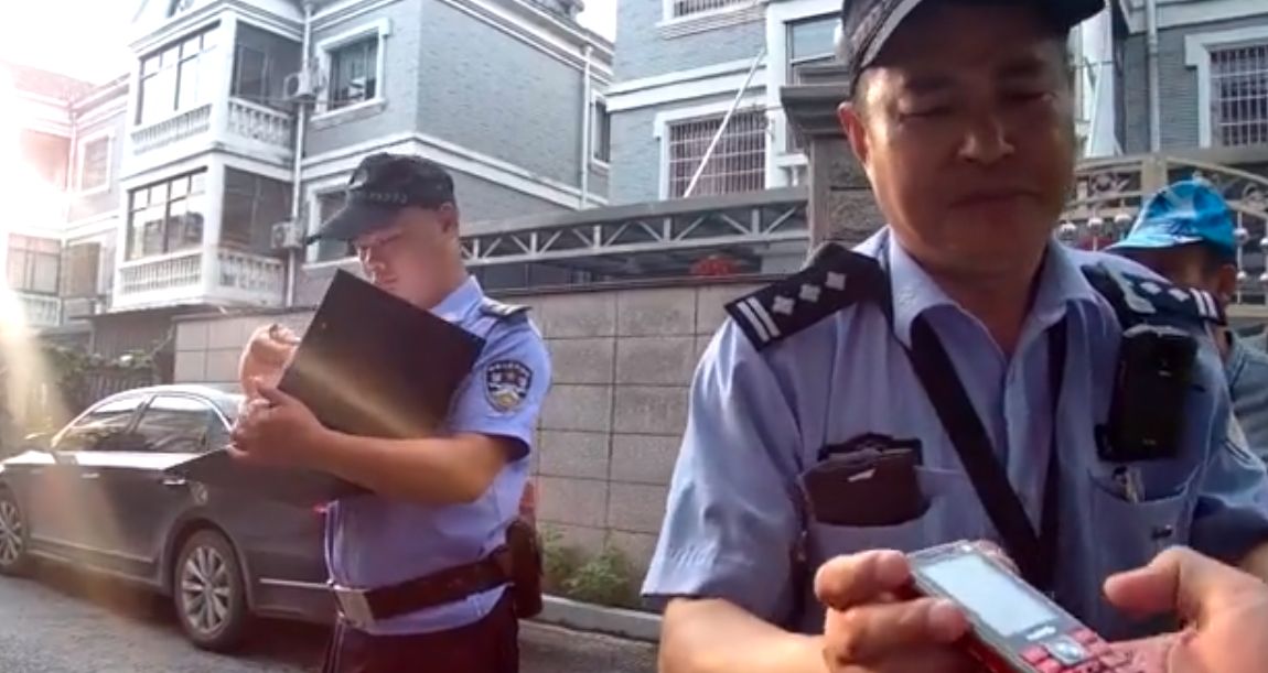 男孩英语考90分被骂离家出走,找到后投入妈妈怀中痛哭:不要怪我休闲区蓝鸢梦想 - Www.slyday.coM 男孩英语考90分被骂离家出走,找到后投入妈妈怀中痛哭:不要怪我休闲区蓝鸢梦想 - Www.slyday.coM