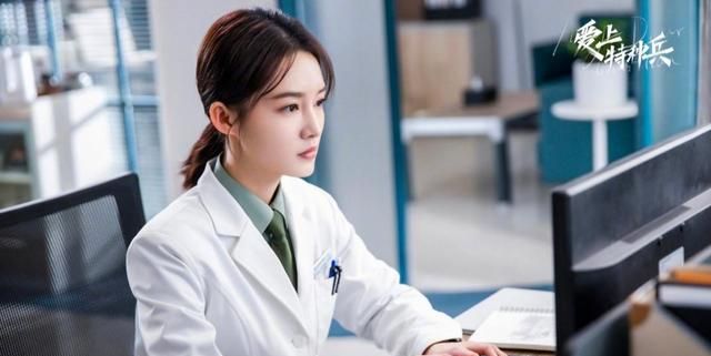 李沁现身中国医生首映礼状态超好满满正能量