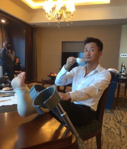 粉丝制作吴京受伤汇总图,全身缝针高达100多针,经历让人心疼!