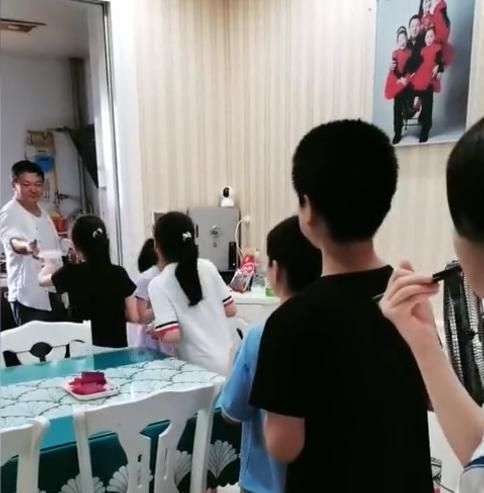 河南一舅舅带7个娃过暑假,在家吃饭得排队,网友:“很欢乐”休闲区蓝鸢梦想 - Www.slyday.coM 河南一舅舅带7个娃过暑假,在家吃饭得排队,网友:“很欢乐”休闲区蓝鸢梦想 - Www.slyday.coM