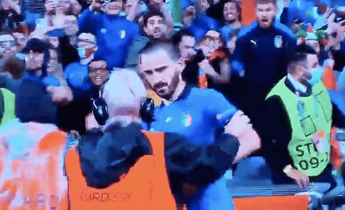 激情四射!博努奇脱掉裤子送给球迷,场边庆祝被保安误认为球迷休闲区蓝鸢梦想 - Www.slyday.coM 激情四射!博努奇脱掉裤子送给球迷,场边庆祝被保安误认为球迷休闲区蓝鸢梦想 - Www.slyday.coM