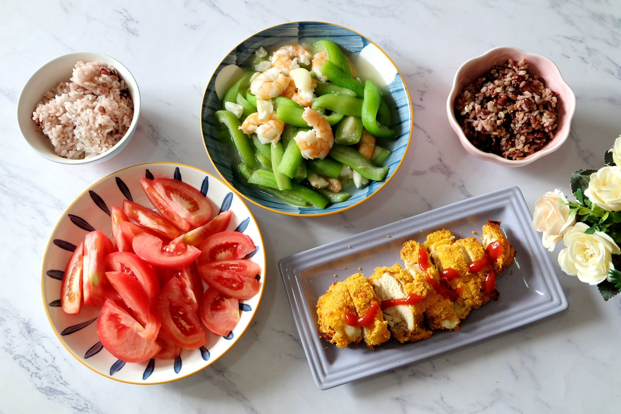 晒晒母女俩的家常午饭,清淡可口营养健康,炸鸡排不放油,好吃