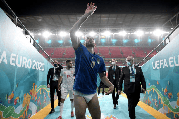 激情四射!博努奇脱掉裤子送给球迷,场边庆祝被保安误认为球迷休闲区蓝鸢梦想 - Www.slyday.coM 激情四射!博努奇脱掉裤子送给球迷,场边庆祝被保安误认为球迷休闲区蓝鸢梦想 - Www.slyday.coM