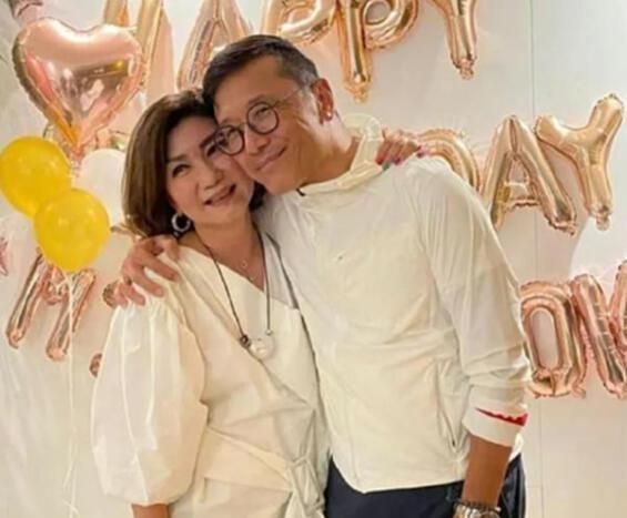 过去四小童星林,马国明,黄宗泽,吴卓羲与此同时发生,与乐易玲合影照片