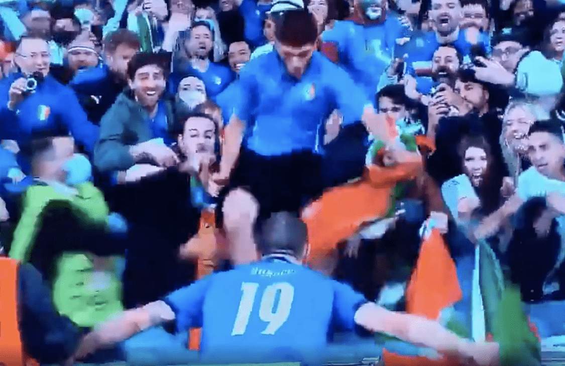 激情四射!博努奇脱掉裤子送给球迷,场边庆祝被保安误认为球迷休闲区蓝鸢梦想 - Www.slyday.coM 激情四射!博努奇脱掉裤子送给球迷,场边庆祝被保安误认为球迷休闲区蓝鸢梦想 - Www.slyday.coM